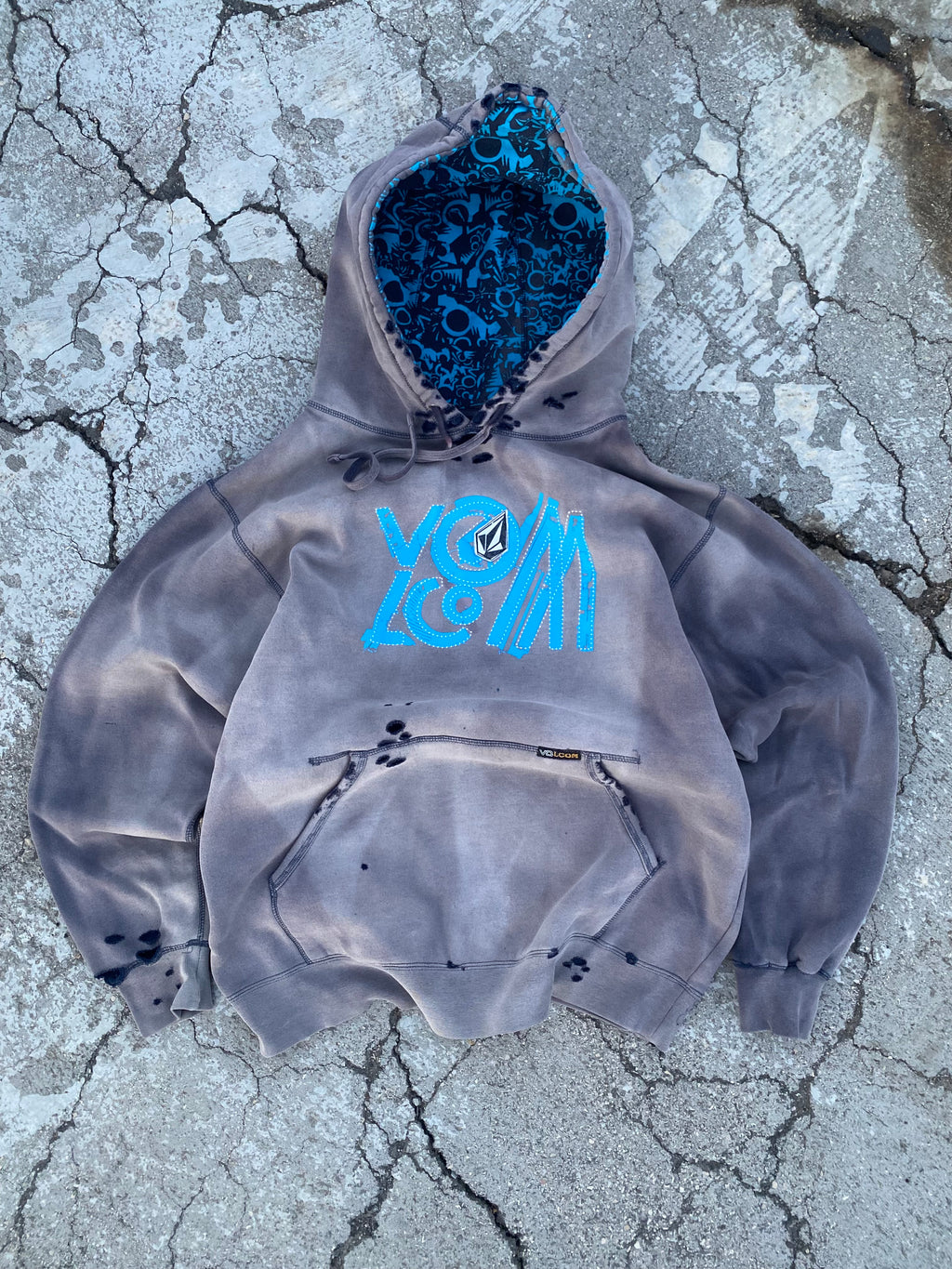 2000’S TRASHED VOLCOM SKATE HOODIE (S)