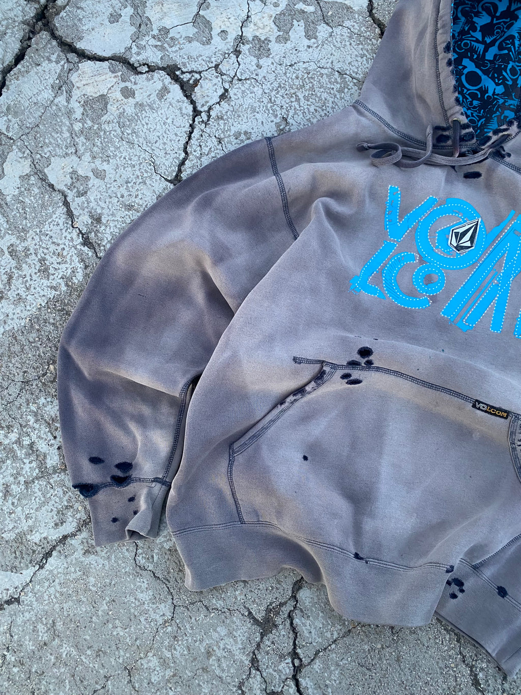 2000’S TRASHED VOLCOM SKATE HOODIE (S)