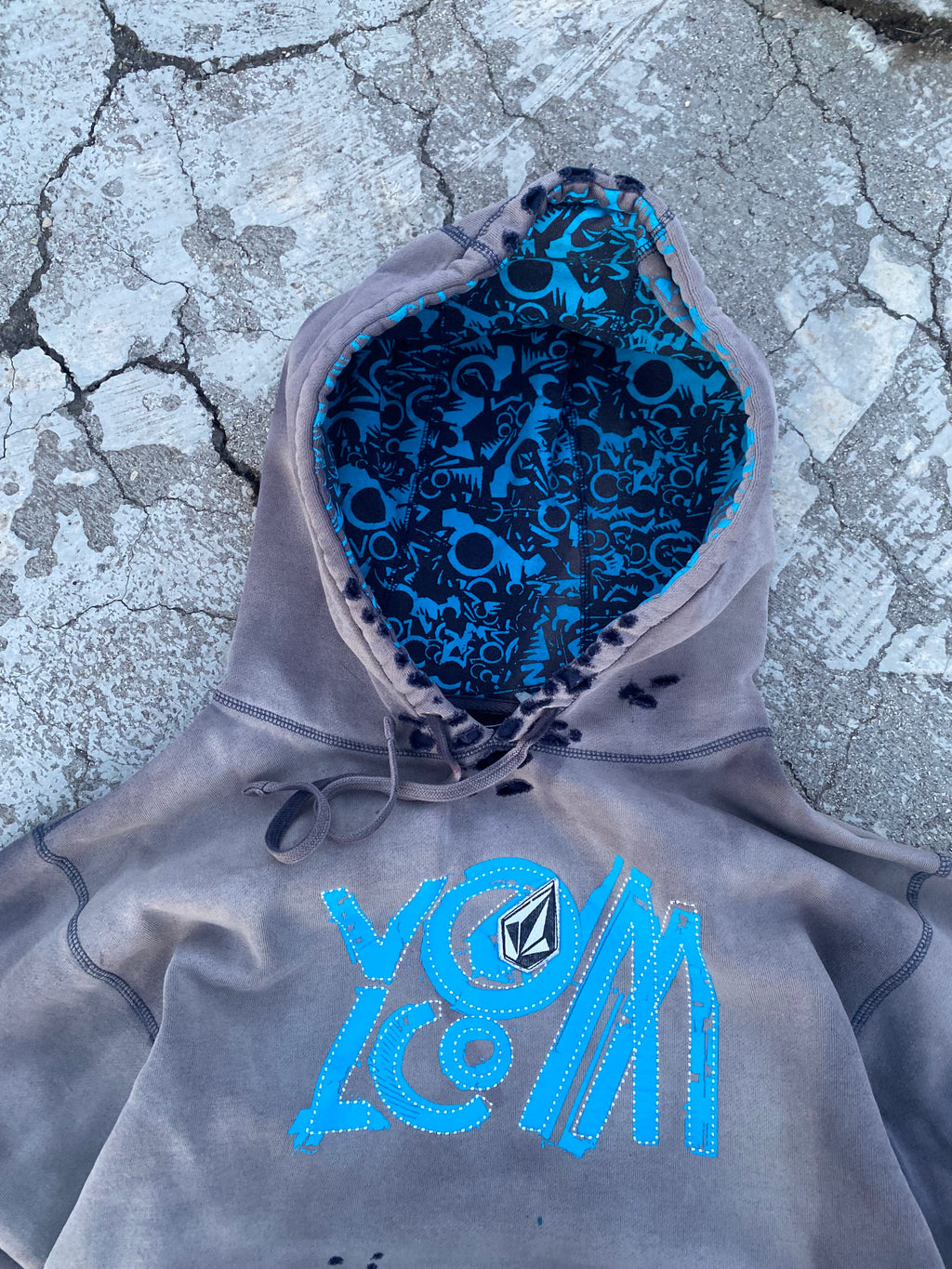 2000’S TRASHED VOLCOM SKATE HOODIE (S)