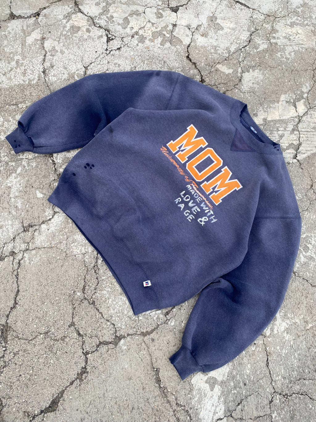 1990’S SUN FADED “MOM” RUSSELL ATHLETIC DISTRESSED CREWNECK (L)