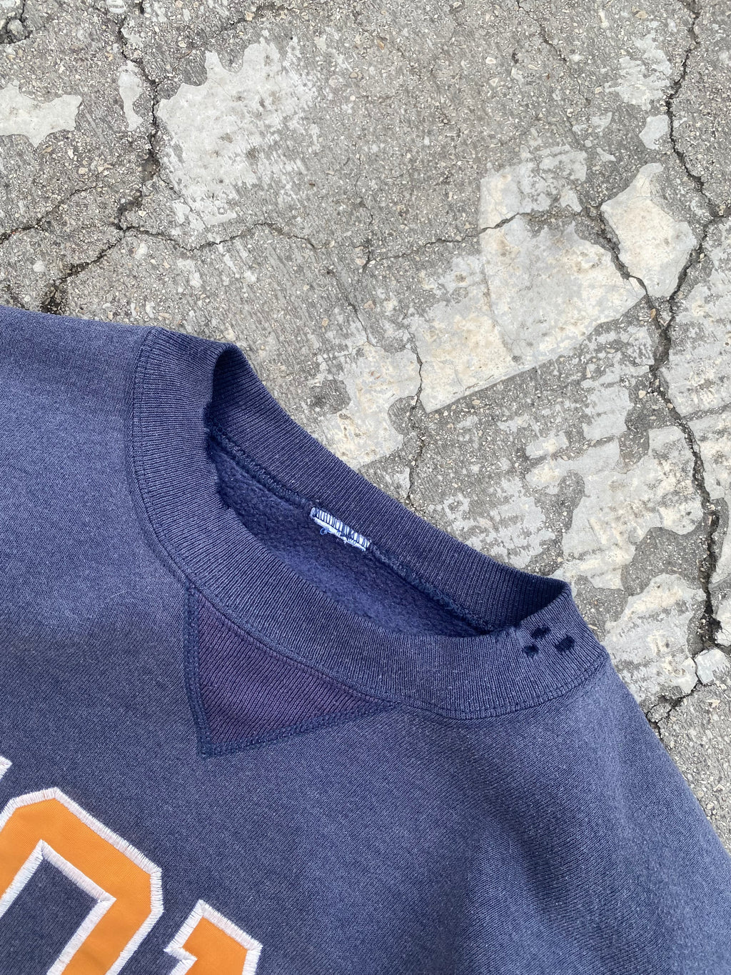 1990’S SUN FADED “MOM” RUSSELL ATHLETIC DISTRESSED CREWNECK (L)