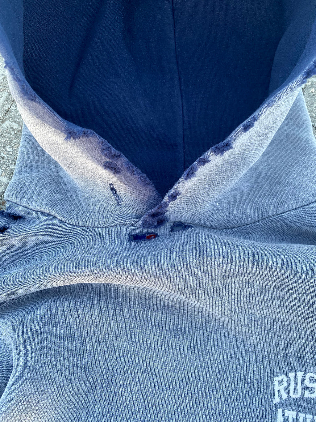 1990’S SUN FADE DESTROYED RUSSELL ATHLETIC HOODIE (S-M)