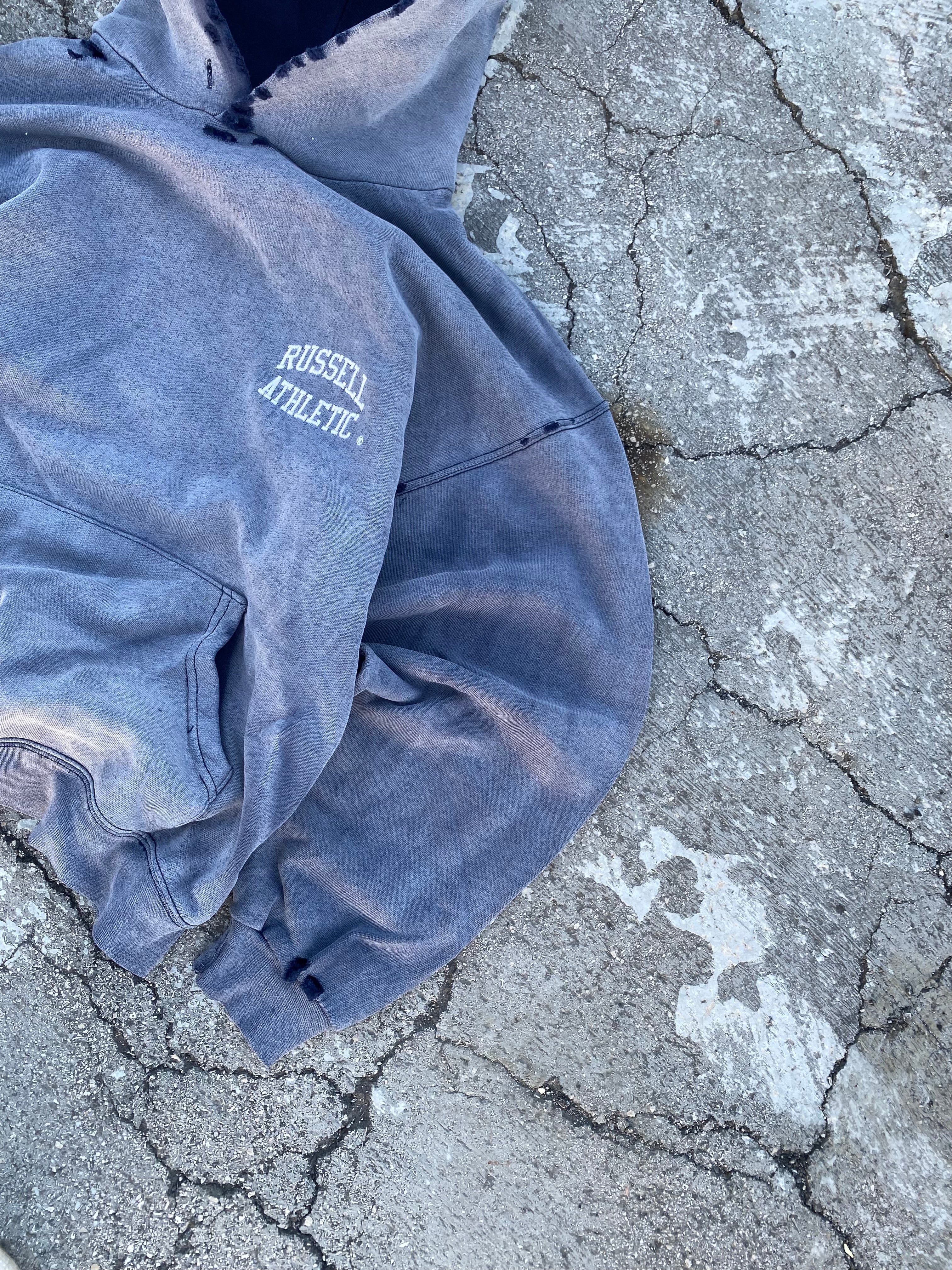 1990’S SUN FADE DESTROYED RUSSELL ATHLETIC HOODIE (S-M)