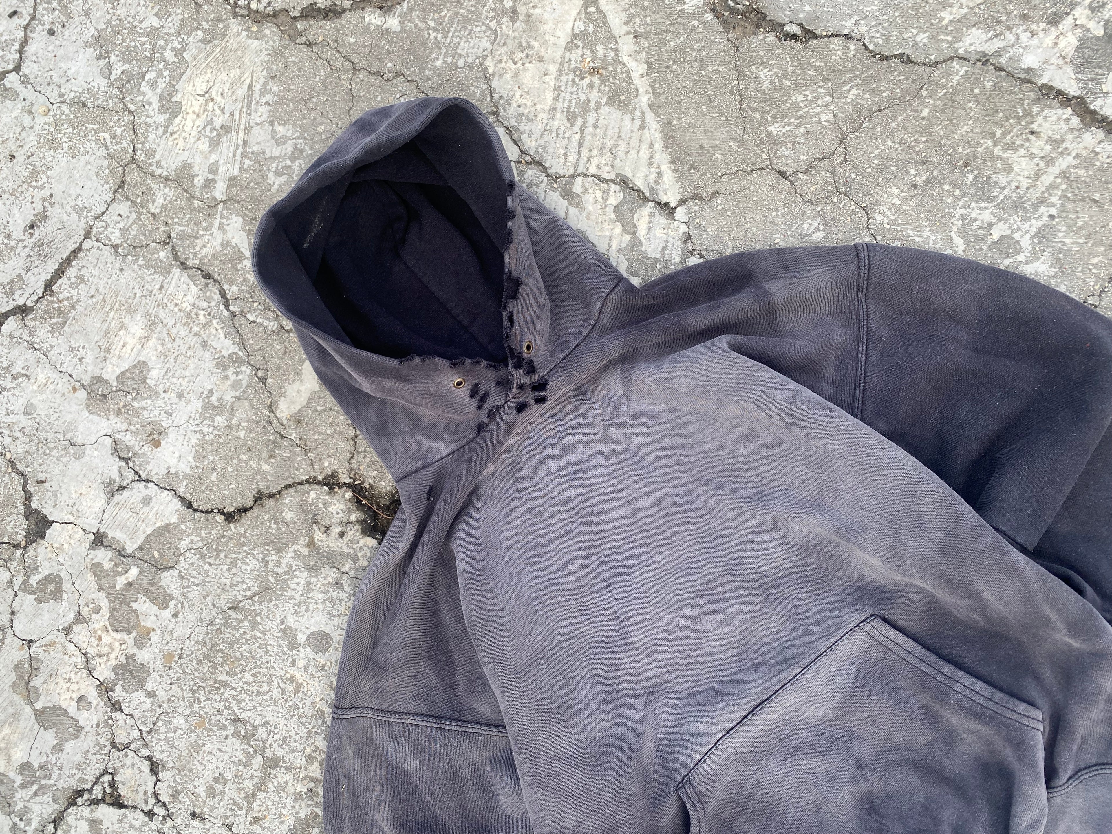 2000'S SUN FADE DESTROYED BLANK HOODIE (L)