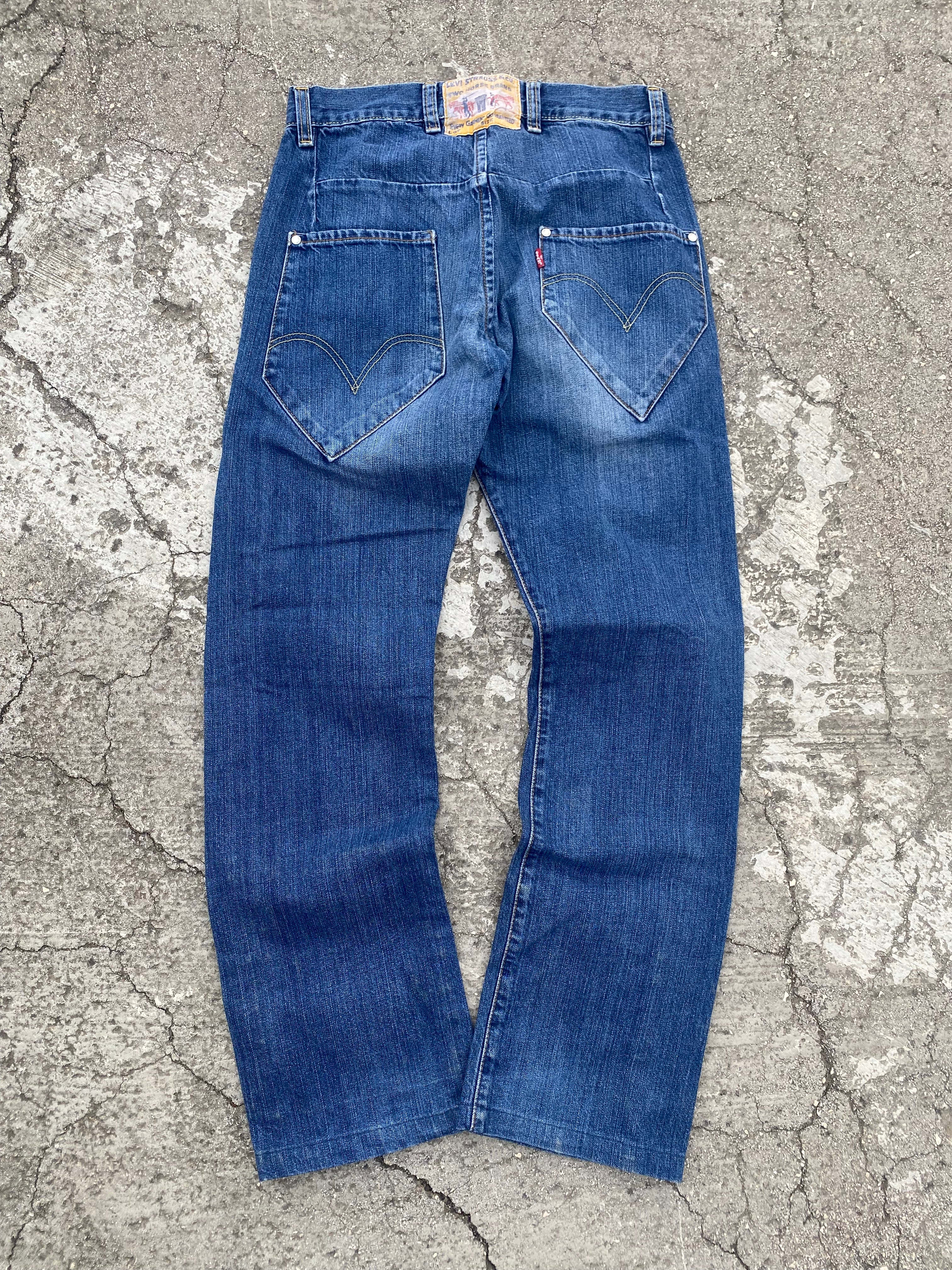2000’S LEVI’S ENGINEERED TWISTED LEG (W28)