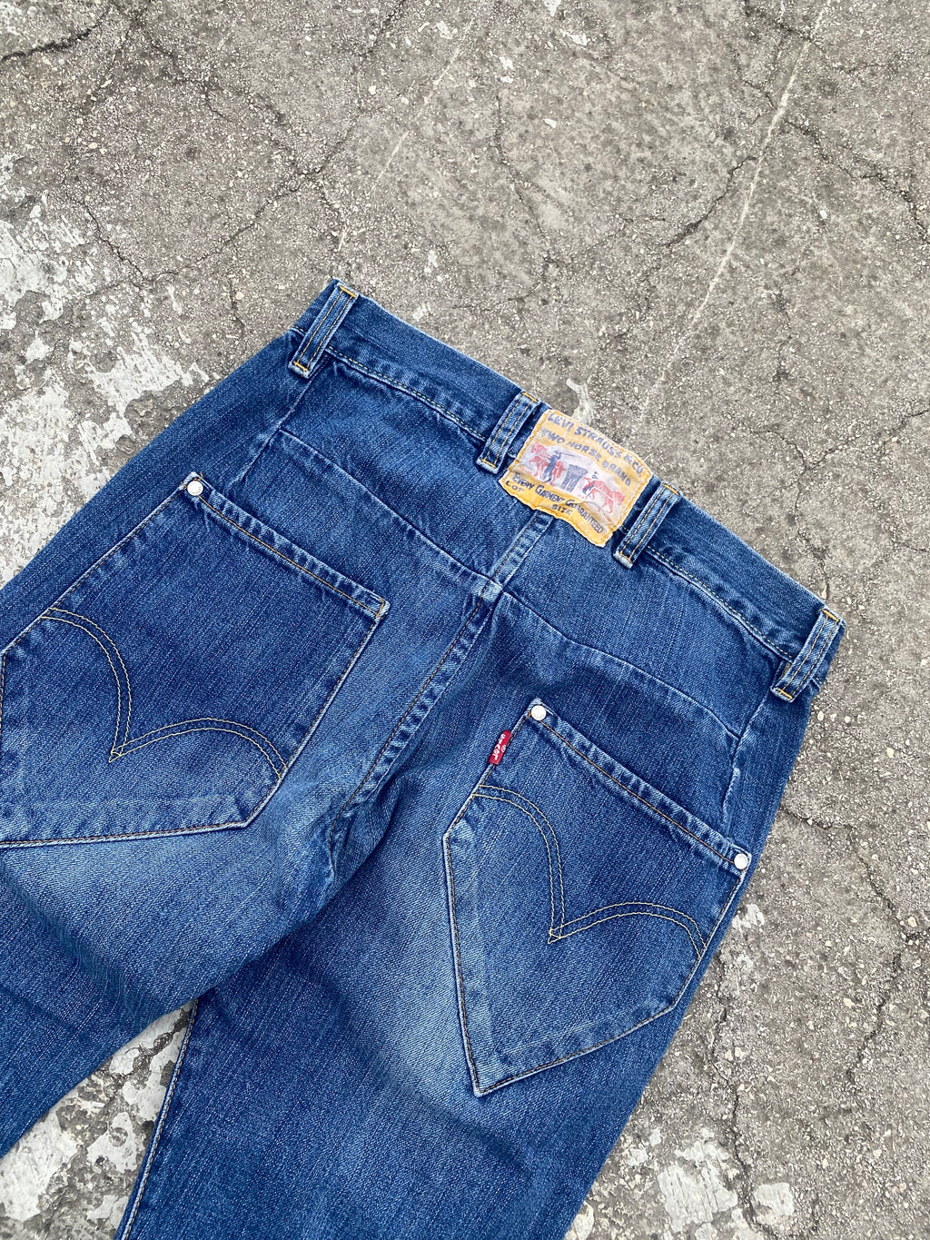 2000’S LEVI’S ENGINEERED TWISTED LEG (W28)