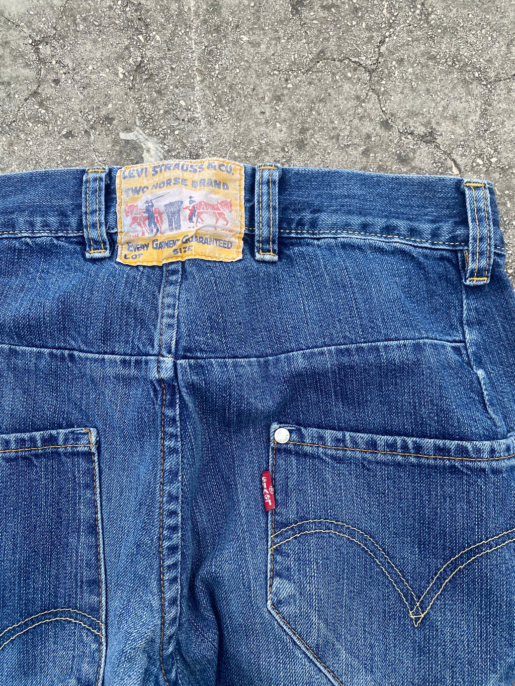 2000’S LEVI’S ENGINEERED TWISTED LEG (W28)